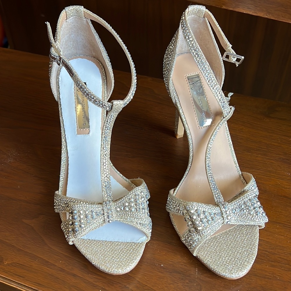 Elegant Gold Strappy Heels with Bow